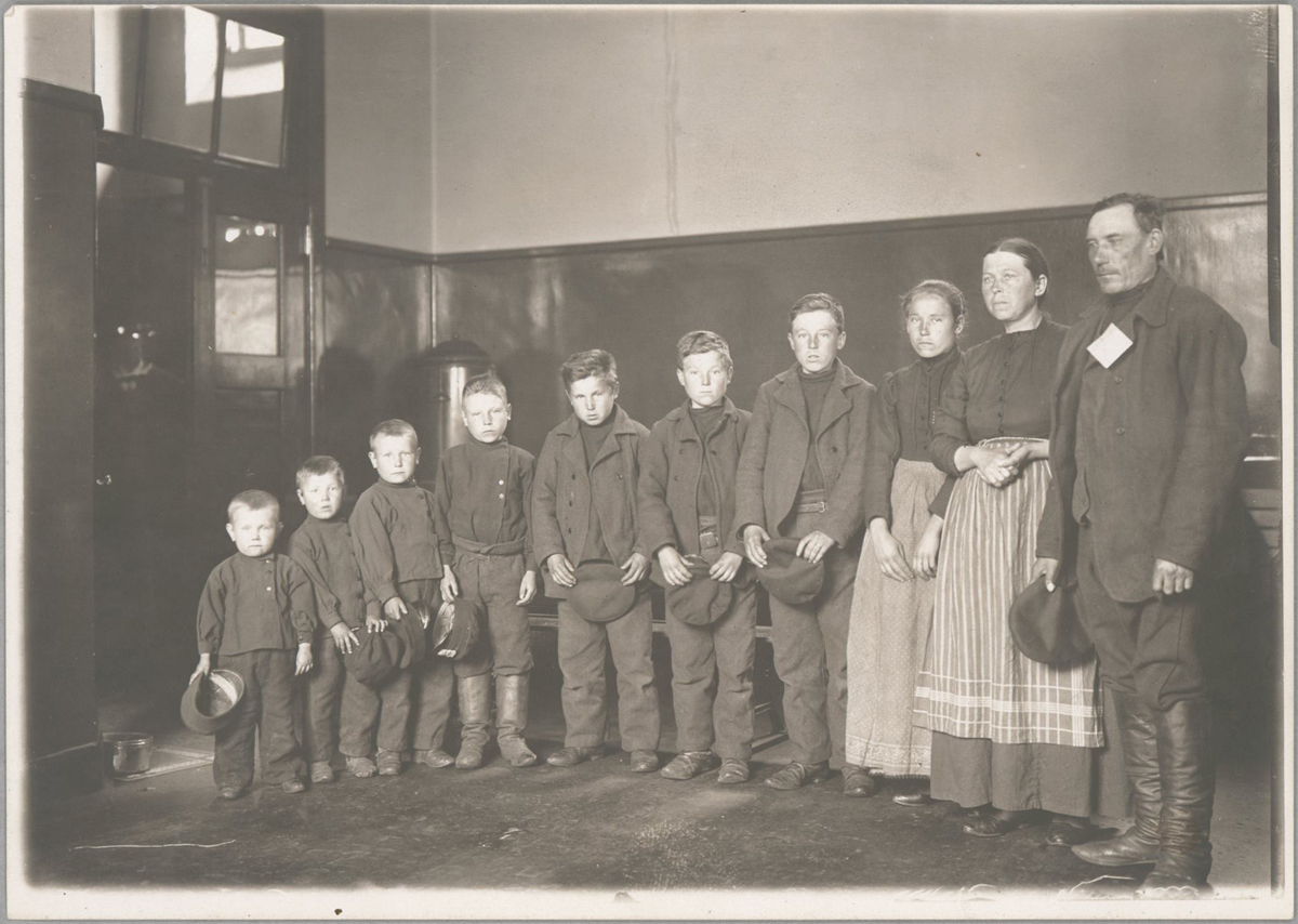 ellis island immigrants