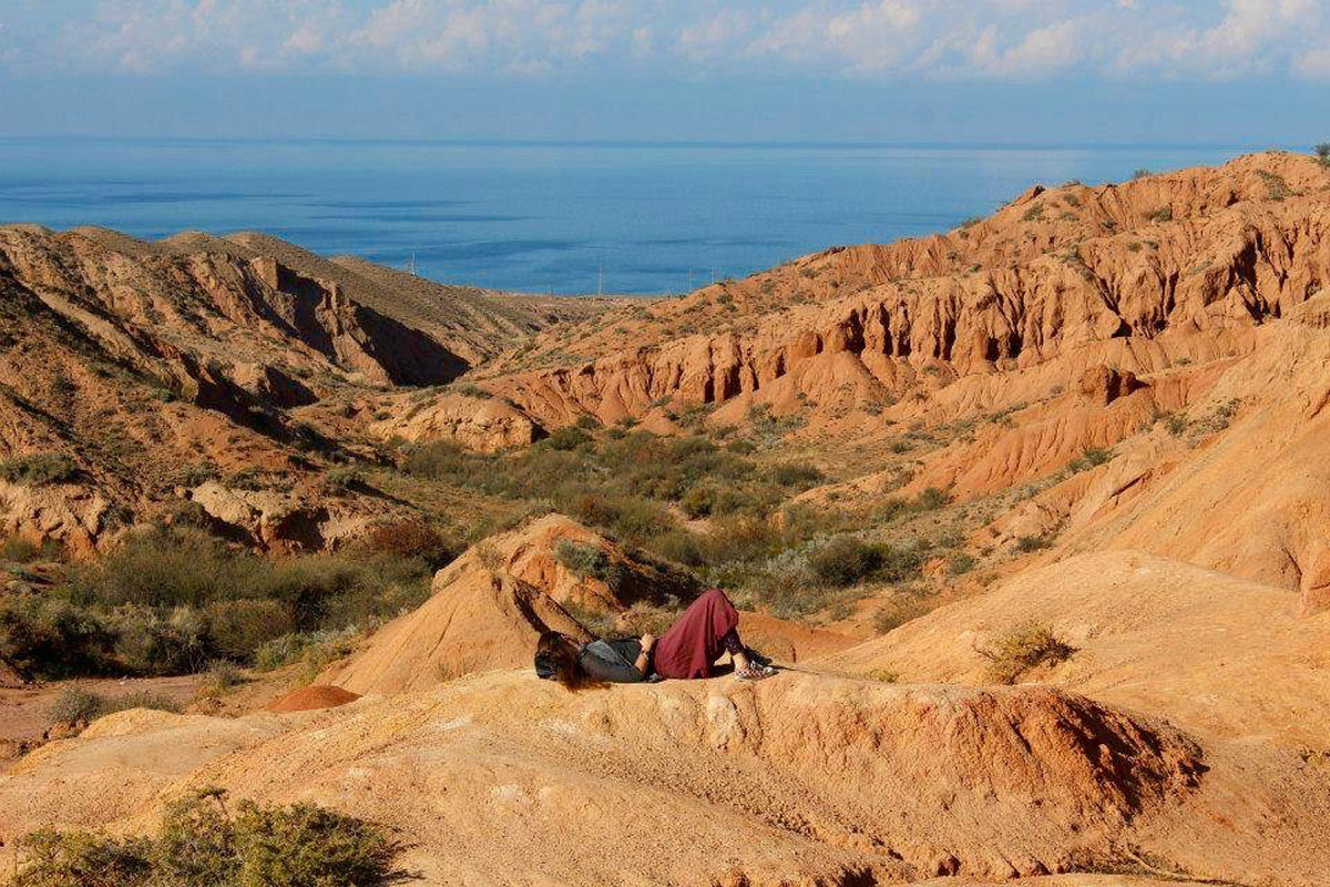 female hitchhiker 03