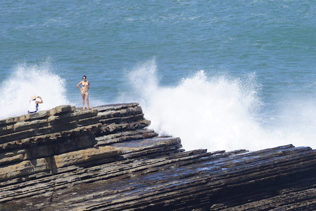 Tourists-being-tourists-04