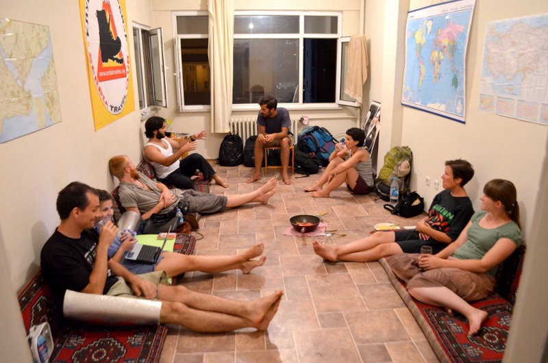 travel-house-group-photo