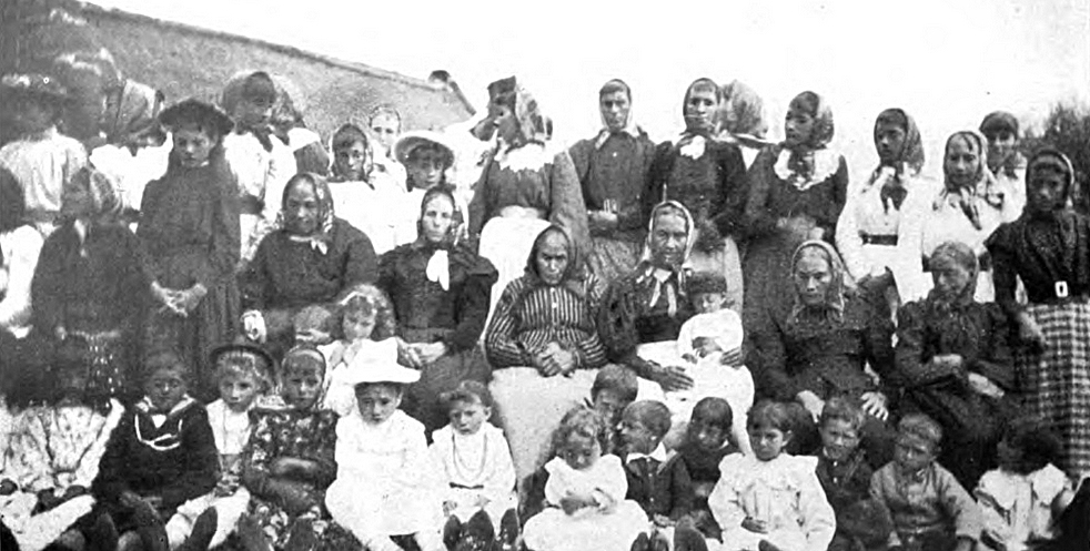 Tristan women and children in 1910